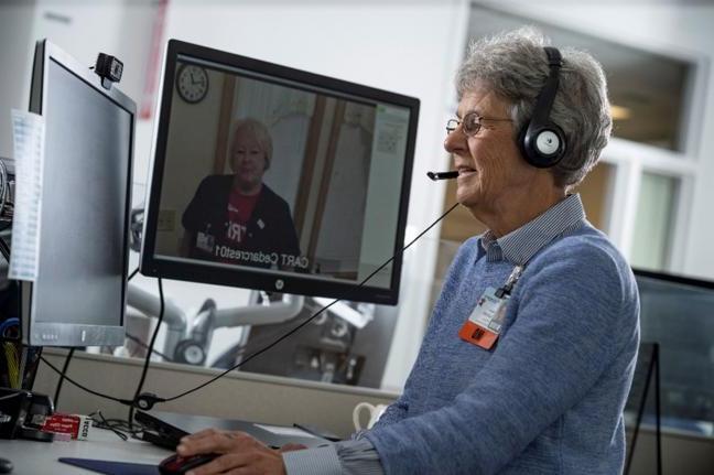 医疗服务提供者通过电脑与病人合作.